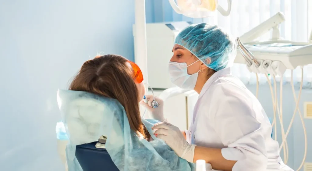 Forskjell på tannlege og tannpleier vises på dette bildet